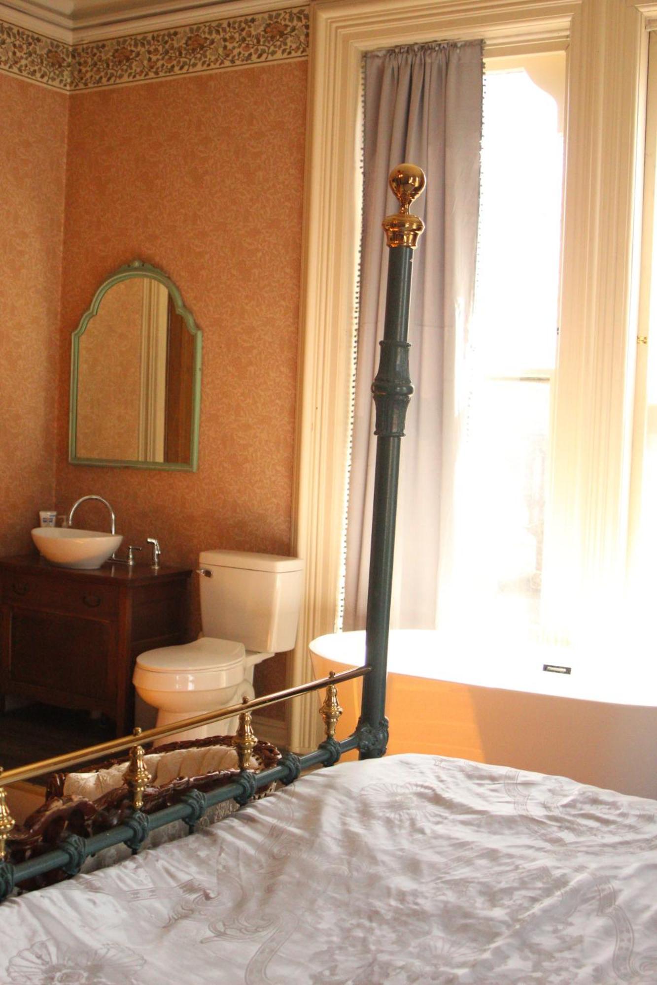 קלמזו Henderson Castle Inn חדר תמונה