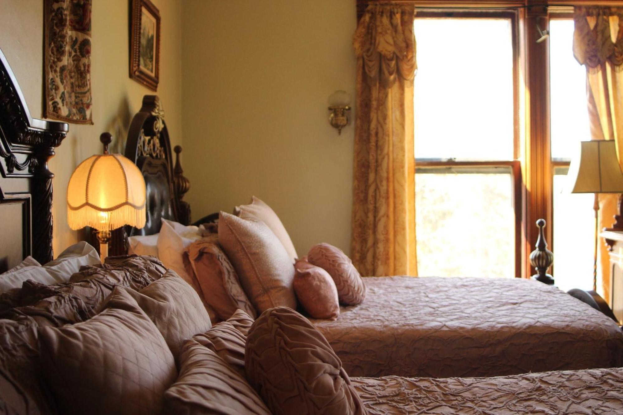 קלמזו Henderson Castle Inn חדר תמונה